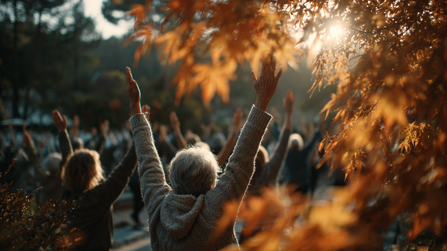 Щаслива група людей зрілого віку після заняття йогою, усмішки та позитивна атмосфера